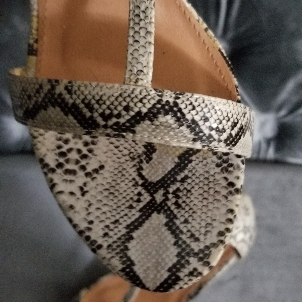 Womens shoes - Picture 2 of 4